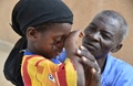 ニジェールのジンデルに設置されたスイスのNGO「サンティネル」の診療所で、壊疽性口内炎（水がん）の治療を受ける少女（2015年5月26日撮影）。(c)AFP/ISSOUF SANOGO