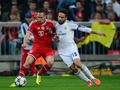 サッカー欧州チャンピオンズリーグ2013-14（UEFA Champions League 2013-14）準決勝第2戦、バイエルン・ミュンヘン（Bayern Munich）対レアル・マドリード（Real Madrid）。レアル・マドリードのダニエル・カルバハル（Daniel Carvajal、右）とボールを競るバイエルン・ミュンヘンのフランク・リベリ（Franck Ribery、2014年4月29日撮影）。(c)AFP/JOHN MACDOUGALL