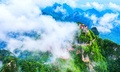 雲がかかった武当山（2020年6月15日撮影）。(c)CNS/趙広亮
