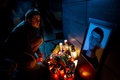 スロバキアの首都ブラチスラバで、殺害されたジャーナリストのヤン・クツィアク氏の勤務先前で追悼のろうそくを手向ける男性（2018年2月26日撮影）。(c)AFP PHOTO / VLADIMIR SIMICEK