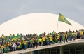 ブラジルの首都ブラジリアの連邦議会の敷地に侵入したジャイル・ボルソナロ前大統領支持者（2023年1月8日撮影）。(c)Sergio Lima / AFP