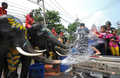 タイでは旧暦の元旦にあたる13日を前後し、旧正月の水かけ祭り「ソンクラーン（Songkran）」が行われている。写真はアユタヤ（Ayutthaya）県で11日に行われたソンクラーンで、子どもたちに水をかけるゾウ（2011年4月11日撮影）。(c)AFP/PORNCHAI KITTIWONGSAKUL