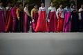 韓国の首都ソウル中心部にある光化門広場でのパレードに参加する韓服姿の女性たち（2015年9月24日撮影）。(c)AFP/Ed Jones
