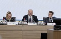 パリで開かれたウクライナ支援のための国際会議に参加した（左から）同国のオレナ・ゼレンスカ大統領夫人、デニス・シュミハリ首相、エマニュエル・マクロン仏大統領（2022年12月13日撮影）。(c)Teresa SUAREZ / POOL / AFP