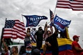米フロリダ州マイアミで、抗議集会を行うドナルド・トランプ大統領の支持者ら（2020年11月7日撮影）。(c)CHANDAN KHANNA / AFP