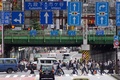 東京・新宿駅周辺を歩く人々（2021年5月31日撮影）。(c)Kazuhiro NOGI / AFP