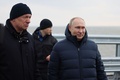 クリミア橋を視察したロシアのウラジーミル・プーチン大統領（右）とマラト・フスヌリン副首相（左）。ロシア政府系通信社のスプートニク提供（2022年12月5日撮影）。(c)Mikhail Metzel / SPUTNIK / AFP