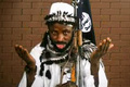 ナイジェリアのイスラム過激派組織ボコ・ハラムが公開した動画の中で演説する、同組織の指導者とされるアブバカル・シェカウ容疑者（2018年1月2日公開）。(c)AFP PHOTO / BOKO HARAM