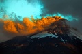 チリ・プコンから撮影した、火口から噴煙を上げるビジャリカ山（2015年3月29日撮影）。(c)AFP/SEBASTIAN ESCOBAR