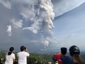 フィリピン・マニラ南方カビテ州で、噴煙の立ち上るタール火山の写真を撮る人々（2020年1月12日撮影）。(c)Bullit MARQUEZ / AFP