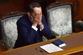 都内で行われた参議院本会議で、自身に対する問責決議案の投票を待つ金田勝年法相（2017年6月14日撮影）。(c)AFP/Kazuhiro NOGI