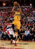 13-14NBAプレーオフ・イースタンカンファレンス準決勝（7回戦制）第4戦、ワシントン・ウィザーズ（Washington Wizards）対インディアナ・ペイサーズ（Indiana Pacers）。ワシントン・ウィザーズのジョン・ウォール（John Wall、左）をかわしてシュートを狙うインディアナ・ペイサーズのジョージ・ヒル（George Hill、2014年5月11日撮影）。(c)AFP/Getty Images/Rob Carr