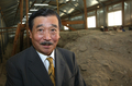 エジプト・カイロ（Cairo）での記者会見に向かう早稲田大学の吉村作治（Sakuji Yoshimura）教授（2008年7月19日撮影）。(c)AFP/CRIS BOURONCLE