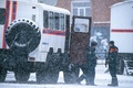ロシア・ケメロボ州べロボ近郊のリストバシュナヤ炭鉱に到着した救急隊員（2021年11月25日撮影）。(c)Alexander Patrin / AFP