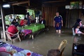 タイ南部ナラティワット県で、浸水した飲食店で食事をする住民（2022年12月18日撮影）。(c)Madaree TOHLALA / AFP