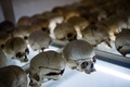 ルワンダ・ニャマタ（Nyamata）のニャマタ教会（Nyamata Church）に並べられた、1994年の大虐殺で殺された人たちの頭蓋骨（2014年3月12日撮影）。(c)AFP/PHIL MOORE