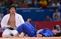 ロンドン五輪は1日、エクセル（ExCeL London）で柔道男子90キロ級準々決勝が行われ、日本の西山将士（Masashi Nishiyama）は韓国の宋大男（Song Dae-Nam、ソン・デナム）に敗れ、準々決勝で敗退した。

韓国の宋大男（右）と対戦する日本の西山将士（2012年8月1日撮影）。(c)AFP/JOHANNES EISELE