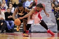 14-15NBA、ワシントン・ウィザーズ（Washington Wizards）対インディアナ・ペイサーズ（Indiana Pacers）。インディアナ・ペイサーズのソロモン・ヒル（Solomon Hill、左）とボールを競るワシントン・ウィザーズのネネ・ヒラリオ（Nene Hilario、2014年11月5日撮影）。(c)AFP/Getty Images/Rob Carr