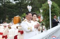北朝鮮の首都平壌で行われた「朝鮮人民革命軍」の創設90年の記念式典に出席した金正恩（キム・ジョンウン）総書記と李雪主（リ・ソルジュ）夫人。朝鮮中央通信（KCNA）提供（2022年4月25日撮影、26日提供）。(c)AFP PHOTO/KCNA VIA KNS