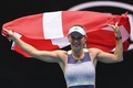 全豪オープンテニス、女子シングルス3回戦。試合後にデンマーク国旗を掲げるキャロライン・ウォズニアッキ（2020年1月24日撮影）。(c)Greg Wood / AFP
