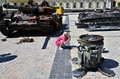 ウクライナの首都キーウで、聖ミハイル黄金ドーム修道院前に展示されたロシア軍の兵器を撮影する人（2022年7月26日撮影）。(c)Sergei SUPINSKY / AFP