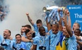 13-14イングランド・プレミアリーグ最終第38節、マンチェスター・シティ（Manchester City）対ウェストハム（West Ham）。トロフィーを掲げ、チームメートと優勝を喜ぶマンチェスター・シティのヴィンセント・コンパニー（Vincent Kompany、右から5人目、2014年5月11日撮影）。(c)AFP/ANDREW YATES