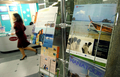 写真は2月28日、ソウルで開かれた東南アジアへの移住や留学に関する展示会の出展社ブース（2006年9月25日撮影）。(c)AFP/DONG-A ILBO
