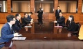 朝鮮半島の南北軍事境界線上にある板門店で、韓国の鄭義溶国家安保室長（左から2番目）と面会する北朝鮮の金与正朝鮮労働党第1副部長（右）。韓国統一省提供（2019年6月12日公開）。(c)AFP PHOTO / South Korean Unification Ministry