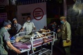 アフガニスタンの首都カブールの空港付近で起きた爆発により負傷し、搬送される人（2021年8月26日撮影）。(c)Wakil KOHSAR / AFP