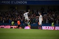 イングランド・フットボールリーグカップ2回戦、チェルシー対AFCウィンブルドン。先制点を決めて喜ぶAFCウィンブルドンのジェームス・ティリー（左、2023年8月30日撮影）。(c)Daniel LEAL / AFP