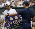 テニス、ウィンブルドン選手権（%%The Championships Wimbledon 2009%%）男子シングルス準決勝。大会第2シードのロジャー・フェデラー（%%Roger Federer%%、スイス）は、大会第24シードのトミー・ハース（%%Tommy Haas%%、ドイツ）と対戦。フェデラーは7-6、7-5、6-3のストレートでハースを退け、グランドスラム（4大大会）では通算20度目、ウィンブルドンでは7年連続となる決勝進出を果たした。写真はタオルを受け取るトミー・ハース。（2009年7月3日撮影）(c)AFP/GLYN KIRK