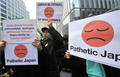 韓国・ソウル（Seoul）の日本大使館前で14日、旧日本軍の従軍慰安婦だった女性の支援団体が被害女性を象徴する韓国少女の像「平和の碑」を設置した。像は、日本政府の公式謝罪と賠償を求めて1992年から毎週、水曜日に開いてきた集会が1000回を迎えたことを機に設置された。

写真は、日本大使館前で行われた集会で日本政府に抗議する元慰安婦の支援者ら（2011年12月14日撮影）。(c)AFP/JUNG YEON-JE