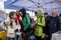 ポーランド南東部メディカでバスを待つウクライナ難民（2022年4月8日撮影）。(c)Wojtek RADWANSKI / AFP