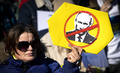 オランダ・アムステルダムで行われたロシアのウクライナ侵攻に抗議するデモ（2022年3月6日撮影）。(c)Ramon van Flymen / ANP / AFP