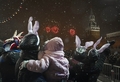ロシア・モスクワの赤の広場（Red Square）に集まり、新年の到来を祝う人びと（2011年1月1日撮影）。(c)AFP/DMITRY KOSTYUKOV