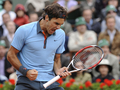 全仏オープンテニス2009（%%French Open 2009%%）男子シングルス決勝。大会第2シードのロジャー・フェデラー（%%Roger Federer%%、スイス）は、大会第23シードのロビン・ソデルリング（%%Robin Soderling%%、スウェーデン）と対戦。フェデラーは6-1、7-6、6-4で全仏初優勝を果たし、ピート・サンプラス（%%Pete Sampras%%、米国）氏の持つグランドスラム最多優勝記録（14勝）に並ぶと同時に、史上6人目の生涯グランドスラム（4大大会全制覇）を達成した。写真はポイントを奪い歓喜するロジャー・フェデラー。（2009年6月7日撮影）(c)AFP/BERTRAND GUAY