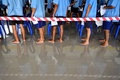 タイのチョンブリ中央刑務所で新型コロナウイルスのワクチン接種を受けるため並ぶ受刑者ら（2021年6月25日撮影）。(c)Lillian SUWANRUMPHA / AFP