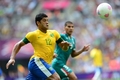ボールを追うブラジルのフッキ（2012年8月11日撮影）。(c)AFP/MARTIN BERNETTI