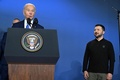 米首都ワシントンで開催された北大西洋条約機構（NATO）首脳会議関連の会合で、ジョー・バイデン米大統領が、ウクライナのウォロディミル・ゼレンスキー大統領をロシアのウラジーミル・プーチン大統領と誤って紹介した場面（2024年7月11日撮影）。(c)SAUL LOEB / AFP