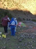 モロッコ・イムリル近郊の山岳地帯で、北欧出身の女性2人が遺体で発見された現場に残るテントのそばに立つ警察官ら。モロッコ国営テレビ2Mが放送した映像より（2018年12月18日取得）。(c)various sources / AFP