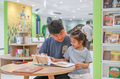 嘉原小学校の図書館で本を読む市民ら（2025年4月19日撮影）。(c)Xinhua News