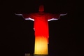 ブラジル・リオデジャネイロ（Rio de Janeiro）にあるコルコバード（Corcovado）の丘に立つ、ドイツの国旗の色に染め上げられた巨大なキリスト像（Christ the Redeemer、2014年7月12日撮影）。(c)AFP/YASUYOSHI CHIBA