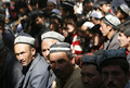 中国・新疆ウイグル自治区（Xinjiang Uighur Autonomous Region）のホータン（Khotan）にあるモスクで、金曜礼拝に訪れる人々（2006年10月13日撮影）。(c)AFP/Frederic J. BROWN