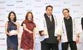 東京・六本木ヒルズで開催された映画『ブラインドネス （Blindness）』記者会見に出席した（左から）出演者の木村佳乃（Kimura Yoshino）とジュリアン・ムーア（Julianne Moore）、ゲストの芝田山親方、フェルナンド・メイレレス（Fernando Meirelles）監督（2008年10月20日撮影）。(c)MODE PRESS