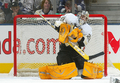 写真は、ショットをセーブするペンギンズのゴーリー、マーク・アンドレ・フルーリー（%%Marc-Andre Fleury%%）。(c)AFP/Getty Images Dave Sandford