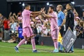 23MLS、インテル・マイアミ対FCシンシナティ。トマス・アビレス（左）との交代でピッチに入るインテル・マイアミのリオネル・メッシ（2023年10月7日撮影）。(c)Chris Arjoon/AFP