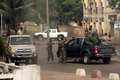 西アフリカ・マリの首都バマコ（Bamako）市街に集まる兵士（2012年3月21日撮影）。(c)AFP/HABIBOU KOUYATE