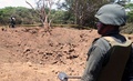 中米ニカラグアの首都マナグア（Managua）で、隕石（いんせき）が落下したとみられる現場を調査する兵士。同国大統領府提供（2014年9月7日撮影）。(c)AFP/PRESIDENCIA - EL 19 DIGITAL - GERMAN MIRANDA