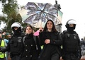 ロシア・モスクワで、ウクライナ侵攻をめぐる部分動員令への抗議デモに参加して警察に拘束される女性（2022年9月24日撮影）。(c)AFP