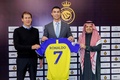 サウジアラビア1部リーグのアル・ナスルへ移籍し、ユニホームを手に写真撮影に臨むクリスティアーノ・ロナウド（中央、2023年1月3日撮影）。(c)AFP PHOTO / HO /AL NASSR FOOTBALL CLUB